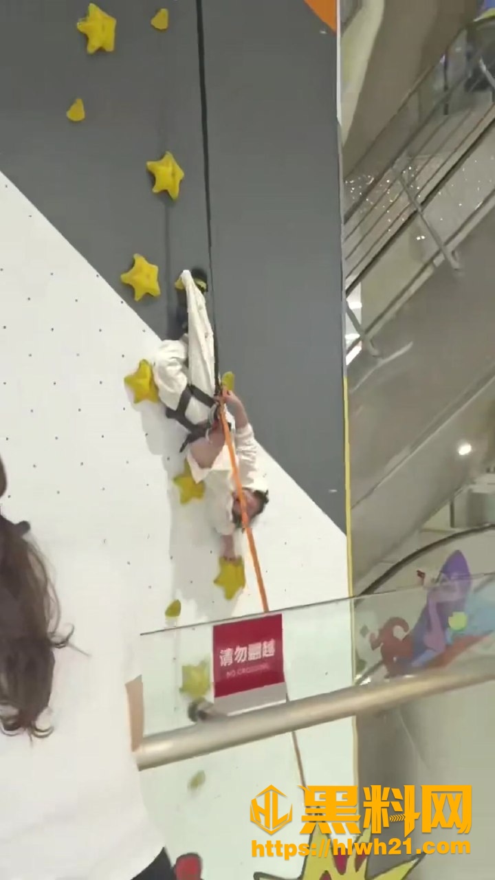 小朋友攀岩倒挂金钟有惊无险2